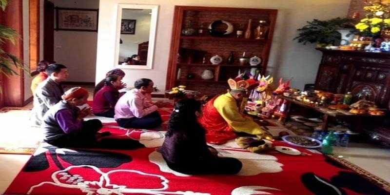 Tìm đến thầy cúng hoặc tướng số là một cách giải đen hiệu quả